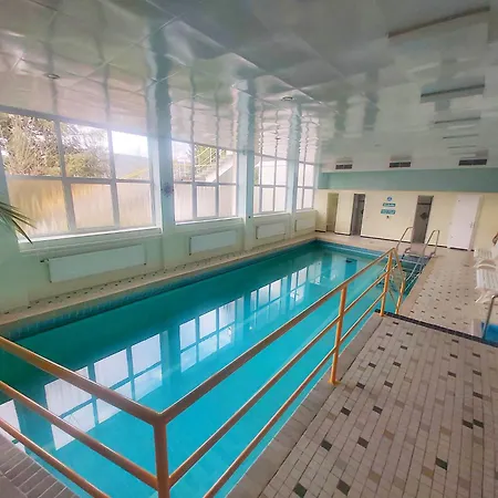 Mit Pool In *